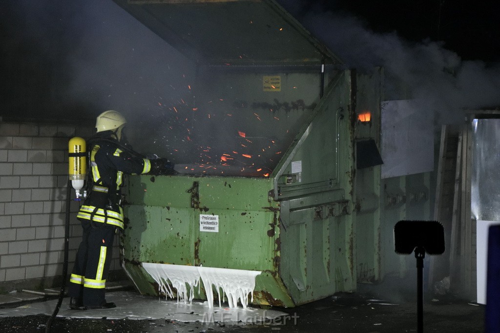 Feuer Papp Presscontainer Koeln Hoehenberg Bochumerstr P093.JPG - Miklos Laubert